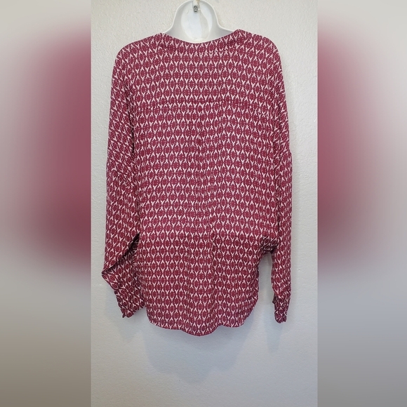 💚5/$25 Vince Camuto Red Oversized Draped Hi Lo Long Sleeve Blouse Size Medium - Picture 5 of 7